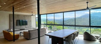 5 minutes from Crocodile Bridge Ideal family home.