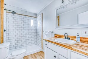 シャワー、タオル、石鹸、トイレットペーパー