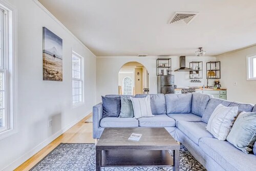 Mountain bikers dream 2-bedroom apartment with AC in Mount Hood Village.