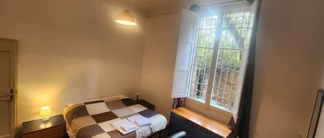 6 bedrooms, bed sheets