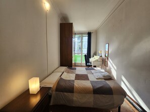 6 bedrooms, desk, iron/ironing board, bed sheets