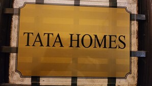 A sign with the words "TATA HOMES" on a yellow background. - TATA HOMES B&B (Bologna)