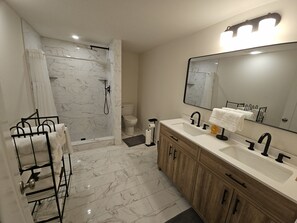 Een douche, een haardroger, handdoeken, zeep