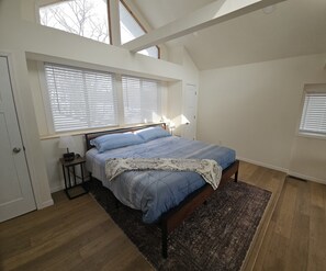 5 bedrooms, iron/ironing board, WiFi, bed sheets