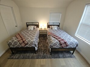 5 bedrooms, iron/ironing board, WiFi, bed sheets - Brand New 5BR - Huge 3/4 Acre Lot - Lake Access - Firepit (Delavan)