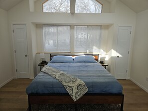 5 bedrooms, iron/ironing board, WiFi, bed sheets