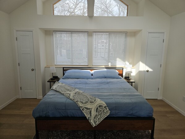 5 bedrooms, iron/ironing board, WiFi, bed sheets