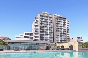 Indoor pool, outdoor pool - Ocean Pearl -  iconic views of Table Mountain & Robben Island. (Cape Town)
