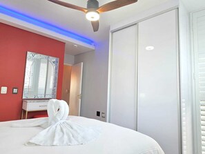 1 bedroom, iron/ironing board, WiFi, bed sheets - Ocean Pearl -  iconic views of Table Mountain & Robben Island. (Cape Town)