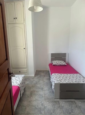 3 chambres, fer et planche à repasser, accès Internet, draps fournis