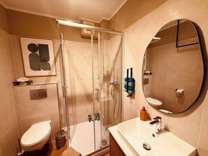 Chuveiro, secador de cabelo, toalhas de banho, sabonete