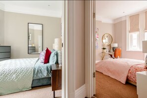 3 habitaciones, tabla de planchar con plancha, wifi y ropa de cama