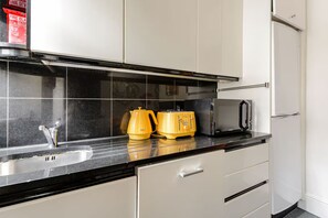 Microondas, horno, placa de cocina, lavavajillas