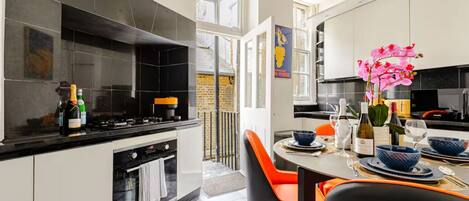 Microondas, horno, placa de cocina y lavavajillas