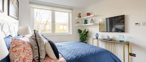 2 slaapkamers, een strijkplank/strijkijzer, internet, beddengoed