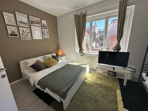 1 habitación, escritorio, tabla de planchar con plancha y cuna de viaje 