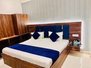 Deluxe Room | In-room safe, desk, soundproofing, iron/ironing board