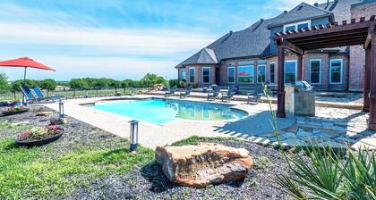 Charming farmhouse in Countryside with Pool & great views for 16 guests