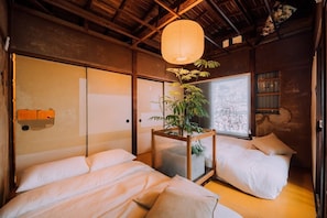 1 slaapkamer, een strijkplank/strijkijzer, gratis wifi, beddengoed