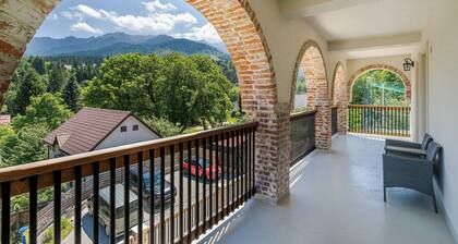Elegant 6-Bedroom Lodge with Sauna, Hot Tub & Mountain Views near Bran Castle