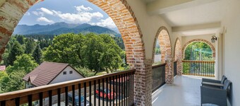 Elegant 6-Bedroom Lodge with Sauna, Hot Tub & Mountain Views near Bran Castle