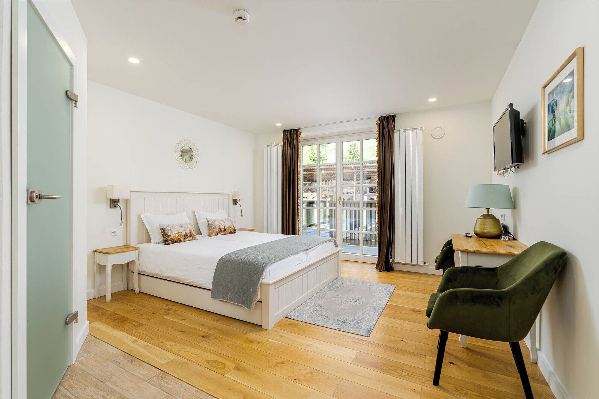 6 dormitorios, tabla de planchar con plancha, wifi y ropa de cama