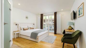 6 bedrooms, iron/ironing board, WiFi, bed sheets