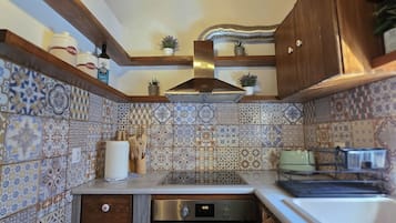 Fridge, oven, stovetop, coffee/tea maker