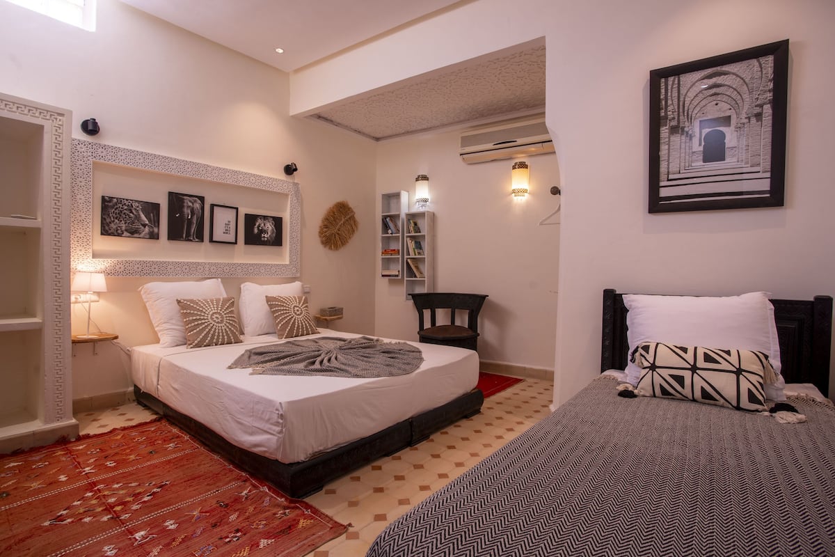 Escritorio, espacio para trabajar con laptop y wifi gratis