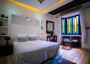 Bureau, espace de travail pour ordinateur portable, Wi-Fi gratuit