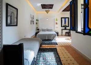 Desk, laptop workspace, free WiFi