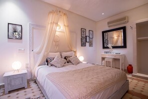 Escritorio, espacio para trabajar con laptop y wifi gratis 