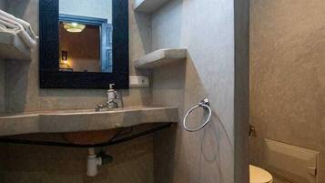 Tremannsrom – deluxe | Bad | Dusj, hårføner, håndklær og såpe