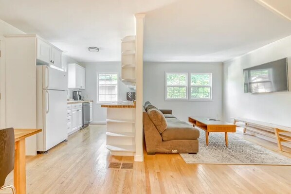 Living area - Mountain bikers dream 1-bedroom apartment in Mount Hood Village. (Mount Hood Village)