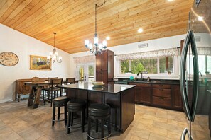 Mikrobølgeovn, ovn, kokeplater og oppvaskmaskin