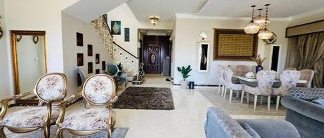 المنشأة من الداخل