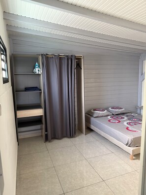 2 habitaciones, tabla de planchar con plancha, wifi y ropa de cama 