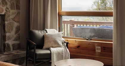 Luxury Chalet: Views, Hot Tub, Sauna, Tesla EV