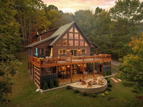 Luxury Chalet: Views, Hot Tub, Sauna, Tesla EV
