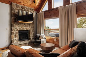 Älytelevisio, takka, pöytäjalkapallopöytä, kirjoja