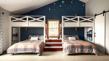 3 habitaciones, escritorio y tabla de planchar con plancha