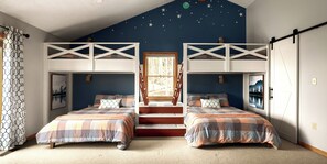 3 chambres, bureau, fer et planche à repasser, lit parapluie