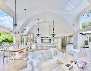 Smart TV, fireplace