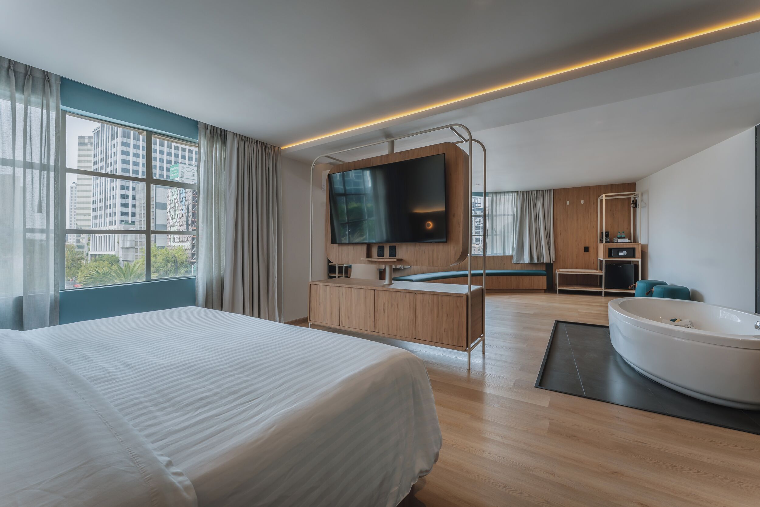 Deluxe Suite | In-room safe, WiFi (free), bed sheets