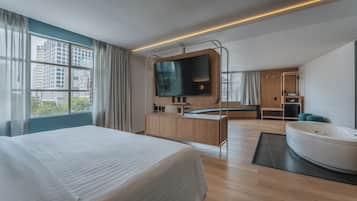 Deluxe Suite | In-room safe, WiFi (free), bed sheets