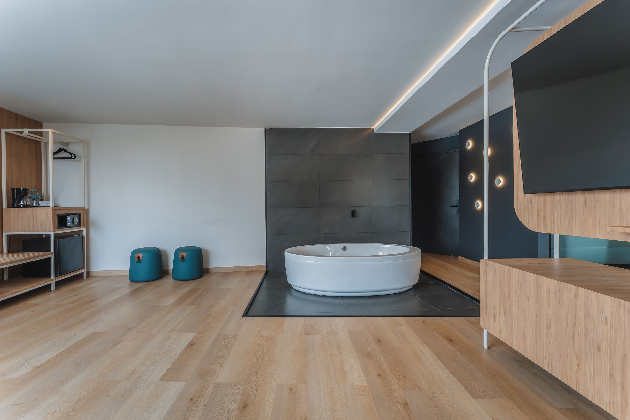 Suite Deluxe | Baño | Ducha, cabezal de ducha tipo lluvia, secador de pelo y toallas