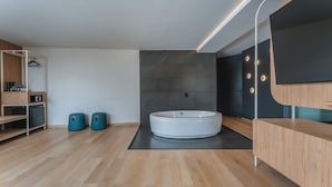 Un baño moderno con una bañera independiente, muebles de madera y un diseño minimalista.