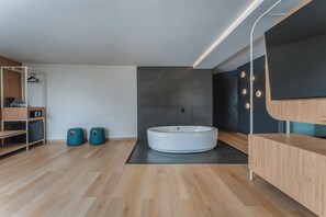Deluxe Suite | Bathroom | Shower, rainfall showerhead, hair dryer, towels - HOTEL MORE BY KAVIA (Mexico City)