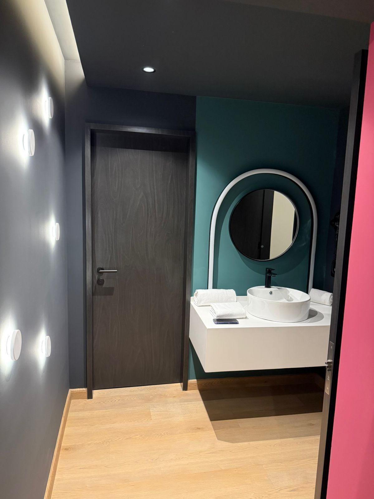 Chambre Confort | Salle de bain | Douche, douche à « effet pluie », sèche-cheveux, serviettes fournies