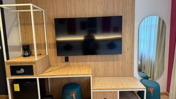 Executive 1 King Bed, Monument View | In-room safe, free WiFi, bed sheets, wheelchair access